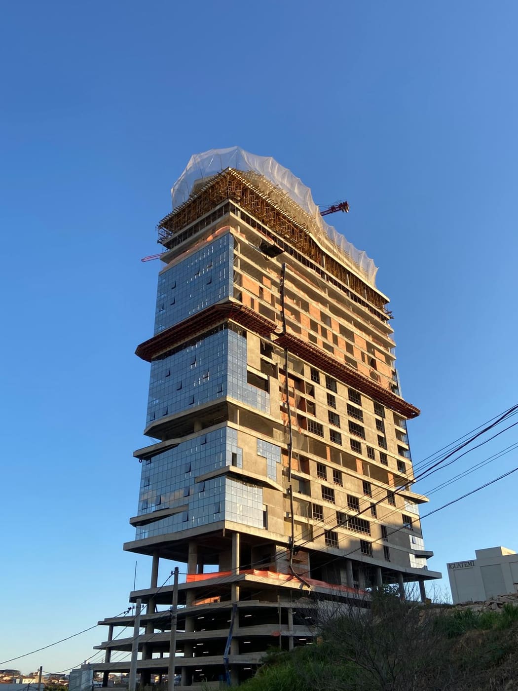 Torre com proteção no topo da estrutura