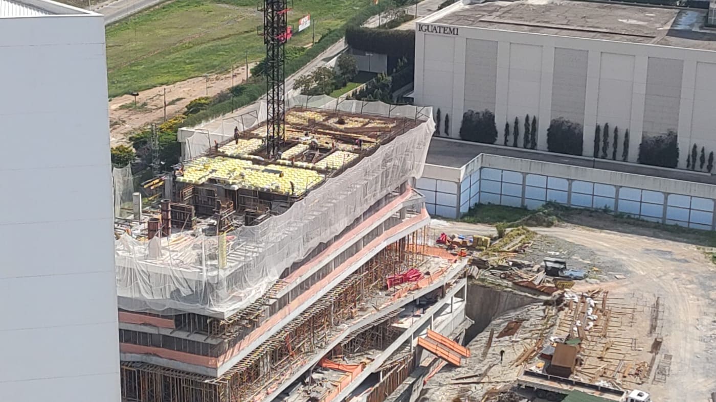 Obra de grande porte protegida pavimento a pavimento