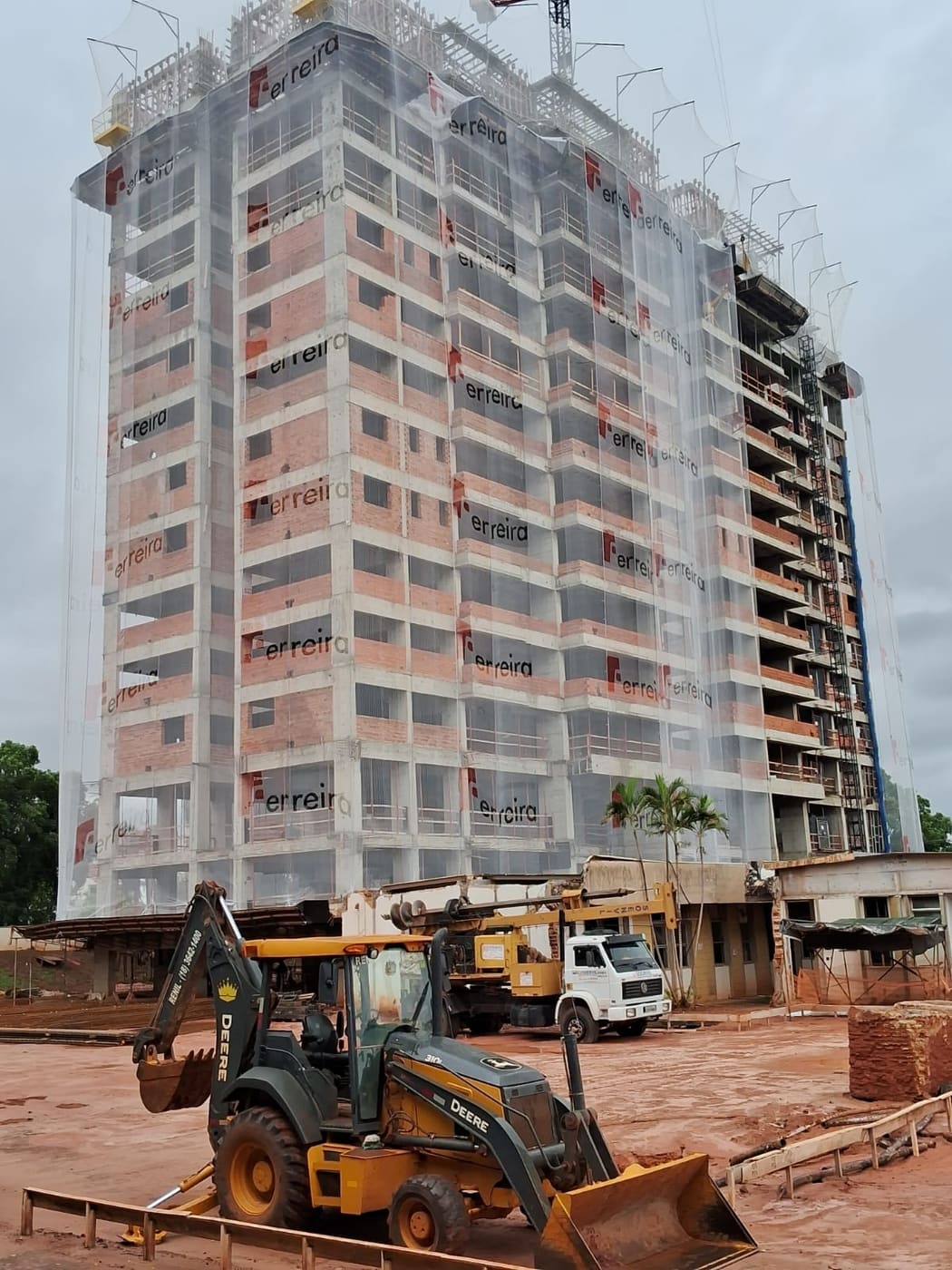 Torre residencial com tela do chão ao topo