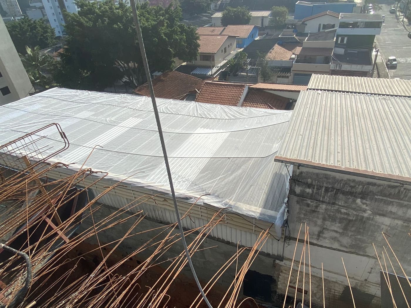 Cobertura sobre as casas vizinhas