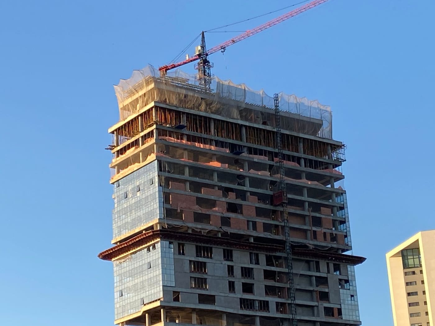 Edifício alto com proteção no topo