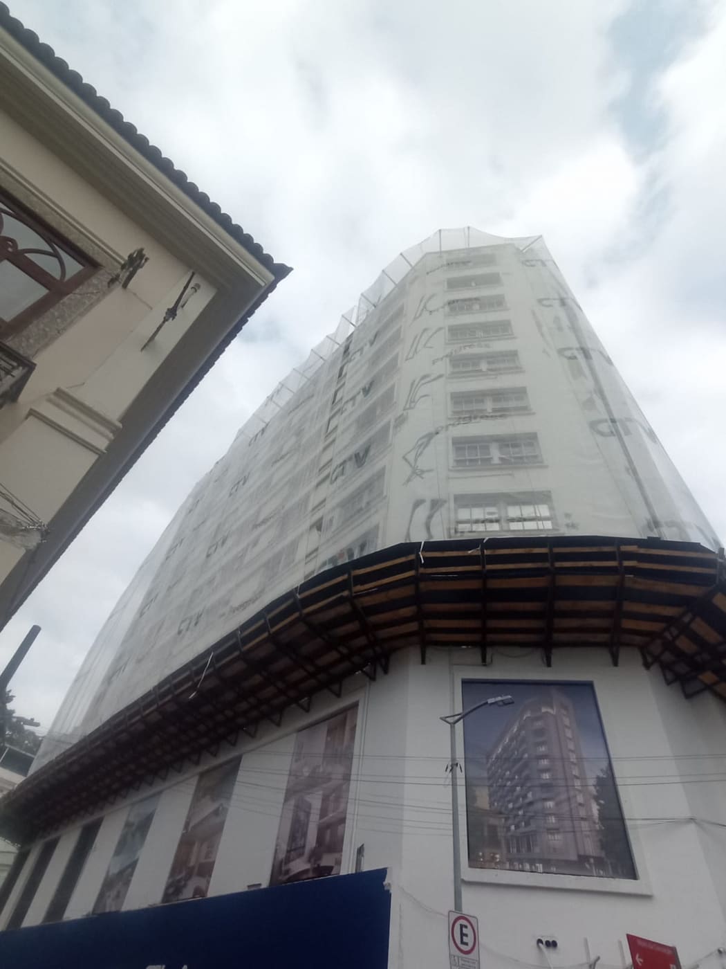 Bandeja e tela na esquina da obra