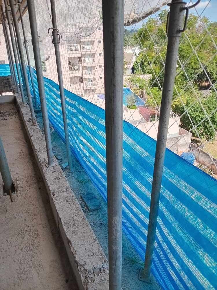 Rede tensionada junto à borda da laje