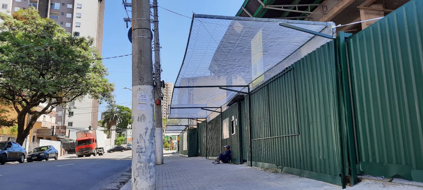 Proteção de calçada em via movimentada